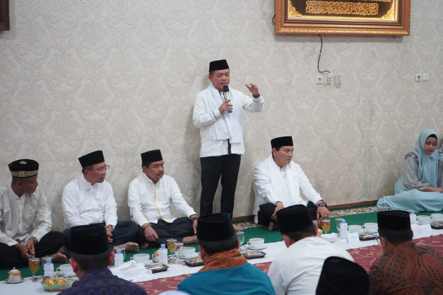 Gubernur Al Haris  Serahkan Tali Asih, Penghargaan dan Santunan Bagi PNS Purnabakti Pemprov Jambi Yang Berada di Sarolangun