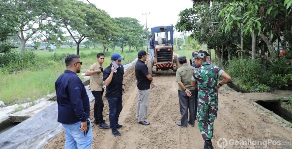 Pj Bupati Inhil Herman Tinjau Langsung Pengerjaan Jalan di Kelurahan Benteng