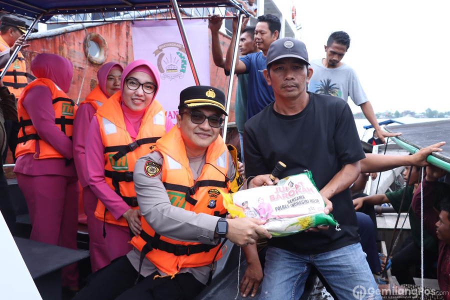 Silaturahmi dengan Buruh, Polres Inhil Berbagi Sembako dan Nasi Kotak