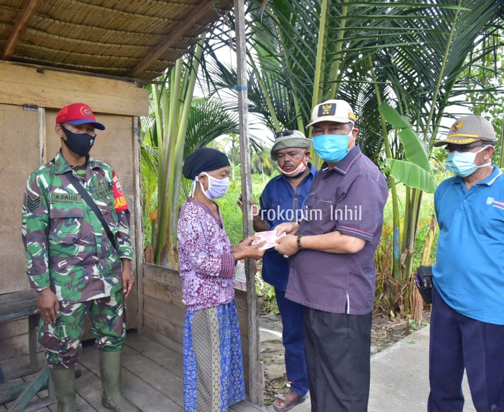 Wabup H.Syamsuddim Uti, Serahkan Lansung BLT tahap Pertama kepada Warga