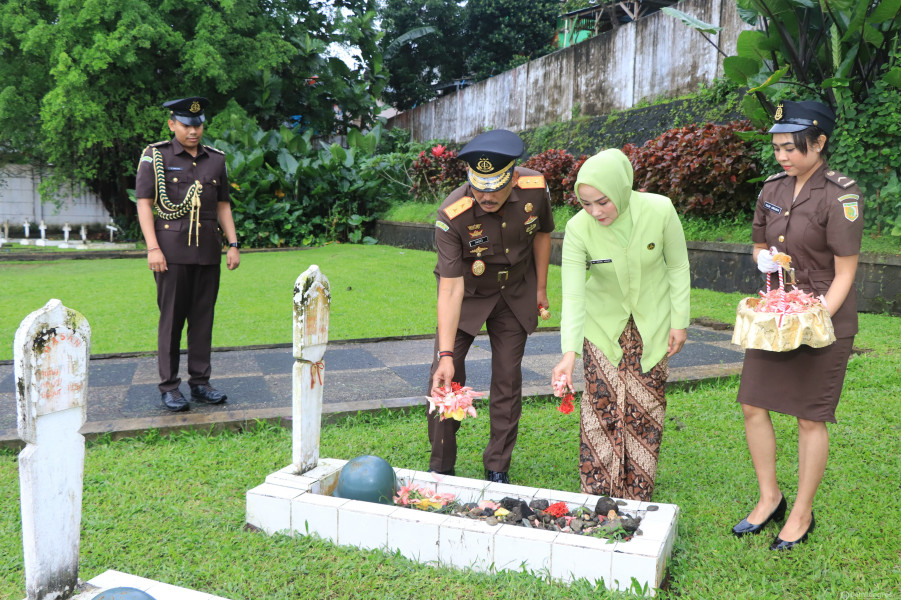 PERINGATI BHAKTI ADHYAKSA DAN HUT IKATAN ADHYAKSA DHARMAKARINI, KEJAKSAAN MALUKU LAKSANAKAN UPACARA DAN ZIARAH MAKAM PAHLAWAN DALAM