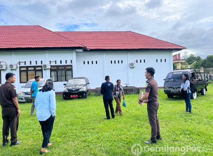 Dua Unit Mobil Di Serahkan ke BPKAD SBB Hasil Penarikan Aset dari Eks Pegawai Pemkab SBB Oleh Datun Kejari SBB serahkan