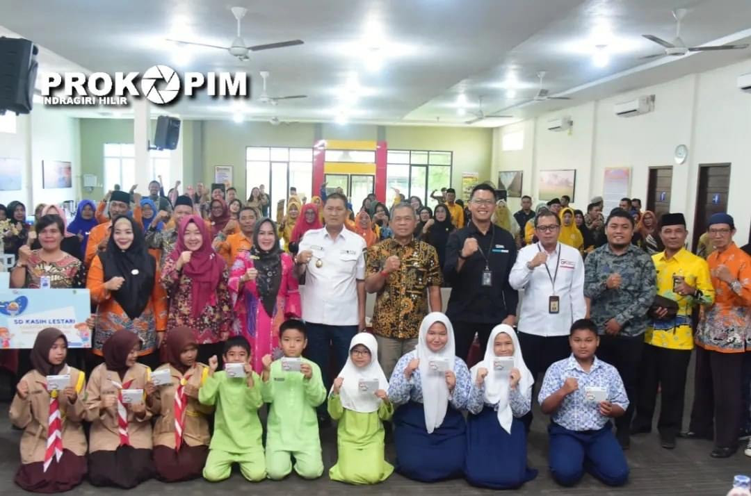 Wabup Inhil Serahkan Buku Rekening Pelajar Tingkat SMA, SMP dan SD Se-Inhil