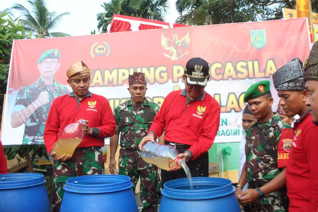 Bupati Wardan Resmikan Desa Sungai Intan sebagai Kampung Pancasila dan Mikroba Village
