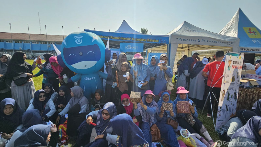 PLN Icon Plus Sumbagteng Semarakkan Gerak Jalan Aktif Bersama PLN Mobile di Solok