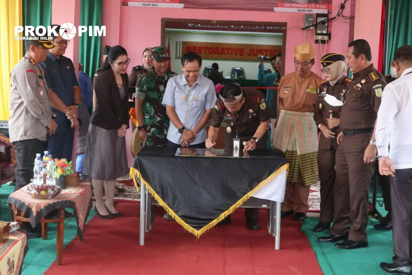 Kepala Desa Se-Kecamatan Tembilahan Hulu Saksikan, Bupati HM. Wardan Dampingi Kajati Riau Resmikan Rumah Restorative Justice