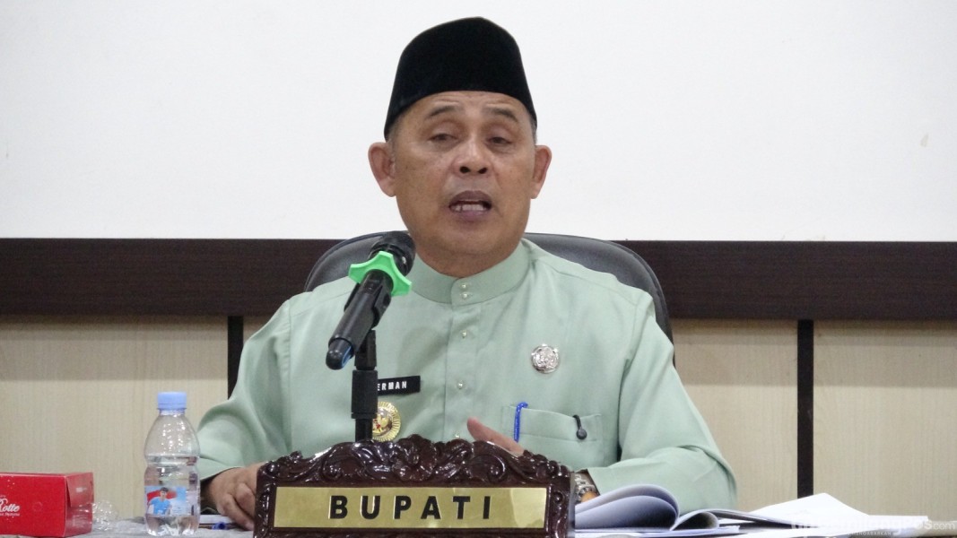 Bupati Inhil Herman Pimpin Rapat Evaluasi Realisasi Fisik dan Keuangan November 2025