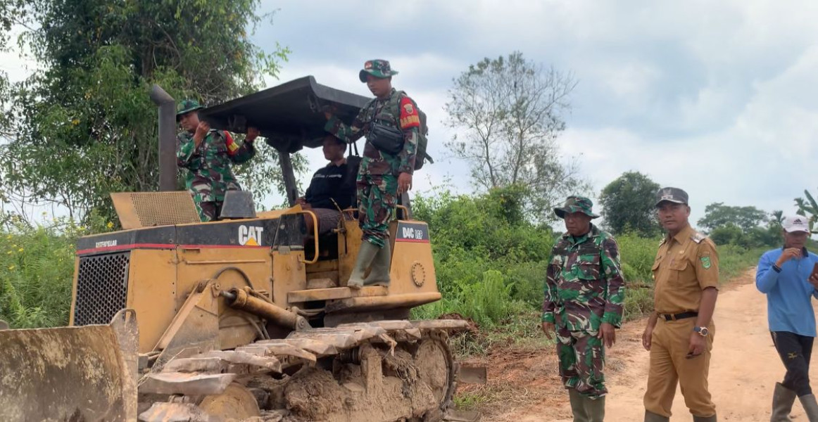 Kolaborasi Kodim 0314 Inhil dan Masyarakat Perbaiki Jalan Rusak, Tingkatkan Akses dan Perekonomian