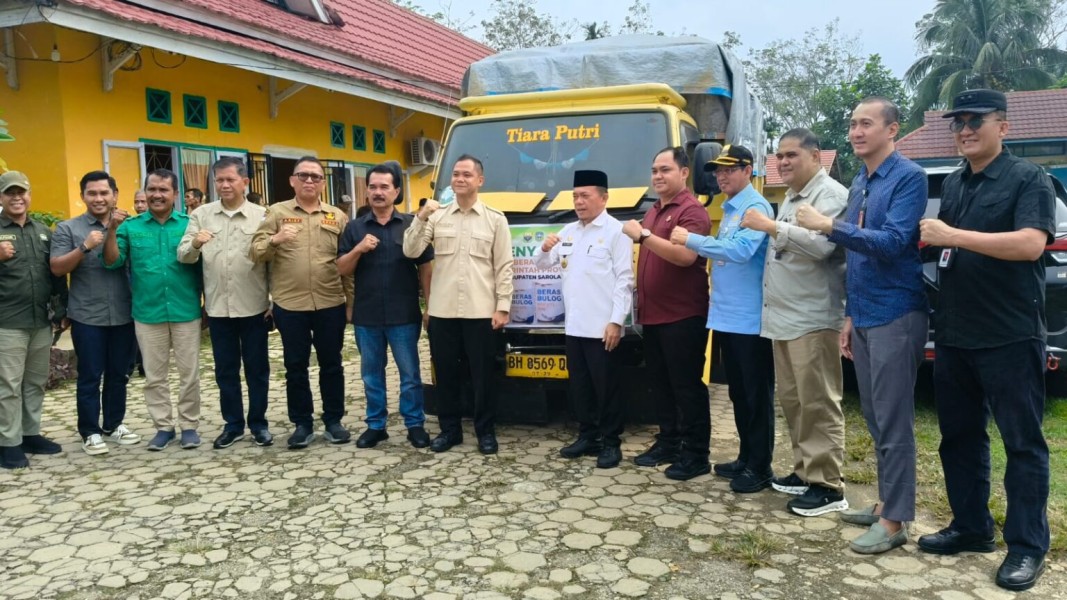 Ringankan Beban Korban Bencana, Gubernur Al Haris Salurkan 10,189 Ton Beras Cadangan untuk Warga Terdampak