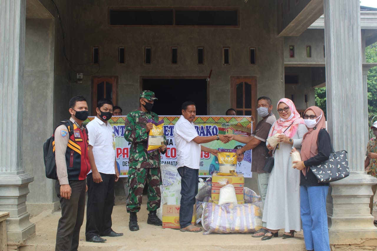 Kades Bersama Pemdes Tuk Jimun Salurkan Paket Sembako Dan Bantuan Langsung Tunai (BLT) Kepada Wargan
