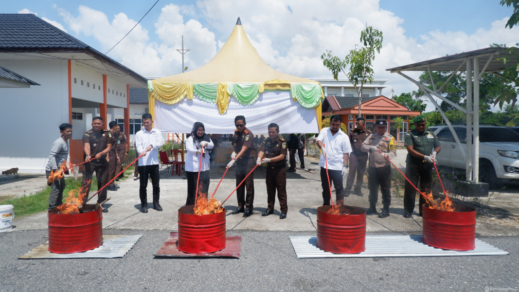 Baru Menjabat, Kajari Rohil Andi Adikawira Putera, S.H., M.H Musnahkan Barang Bukti (BB)  yang Telah Berkekuatan Hukum Tetap (Inkracht Van Gewijsde) Bidang PB3R