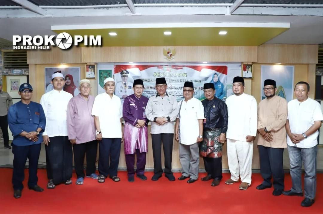 Bupati Wardan Serahkan NIKD dan NIPD Kades dan Perangkat Desa di Tempuling