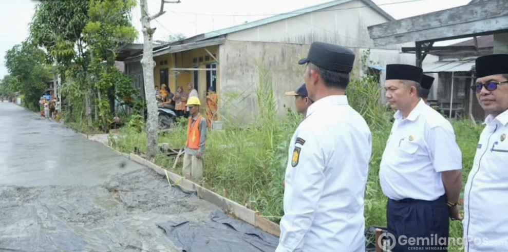 Dirasakan Lansung Manfaatnya oleh Masyarakat, Pj.Bupati H.Herman,SE.MT Tinjau Pengerjaan Jalan Lingkungan