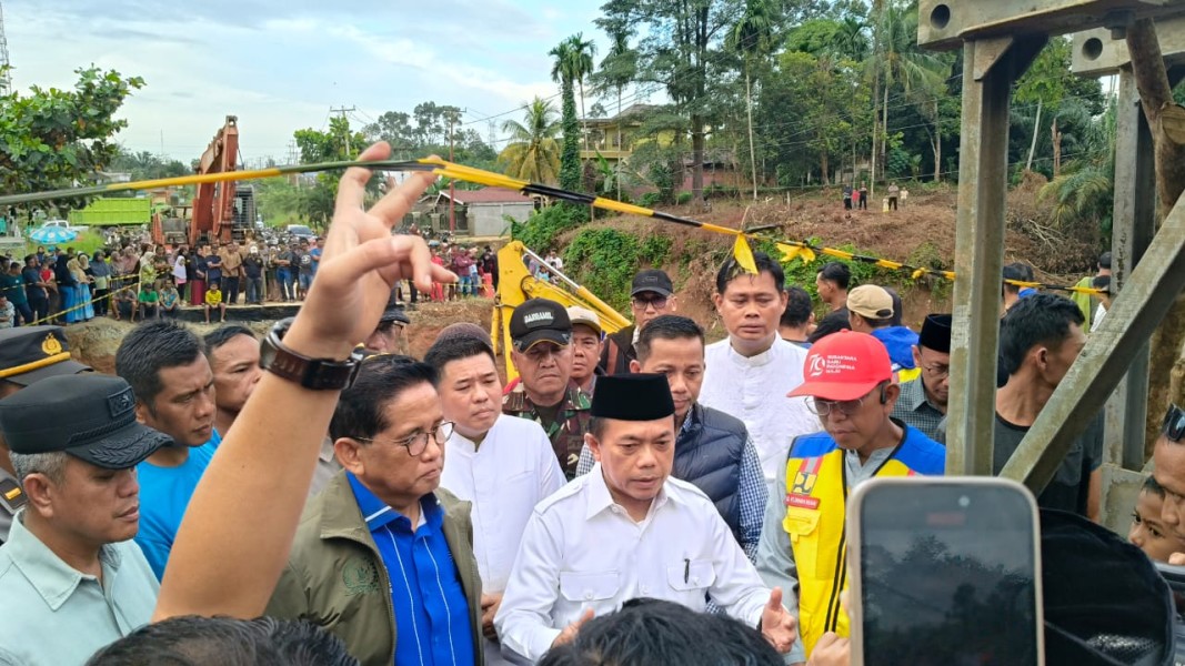 Tinjau Jalan Putus di Jujuhan Bungo, Al Haris Pastikan Lintas Sumatera Segera Pulih