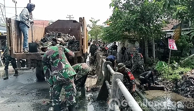 Ratusan Prajurit Kodim 0314/Inhil Gelar Karya Bakti Peduli Banjir