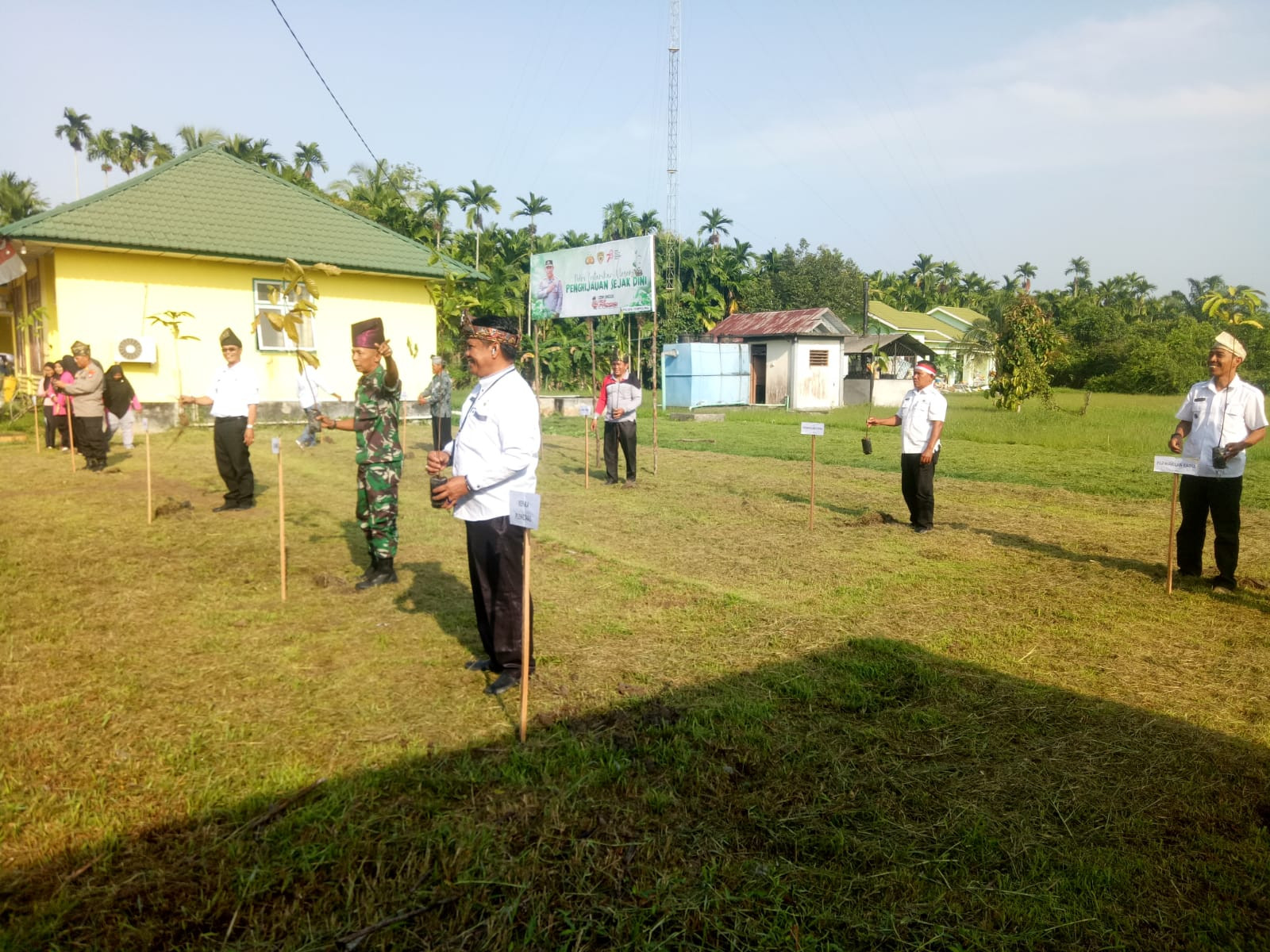 Polsek Tempuling Tanam 150 Batang Pohon di Pangkalan Tujuh