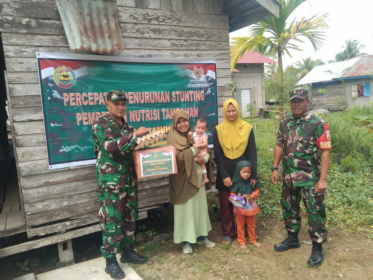 Dandim 0314/Inhil Berikan Bantuan Makanan Kepada Anak Penderita Stunting