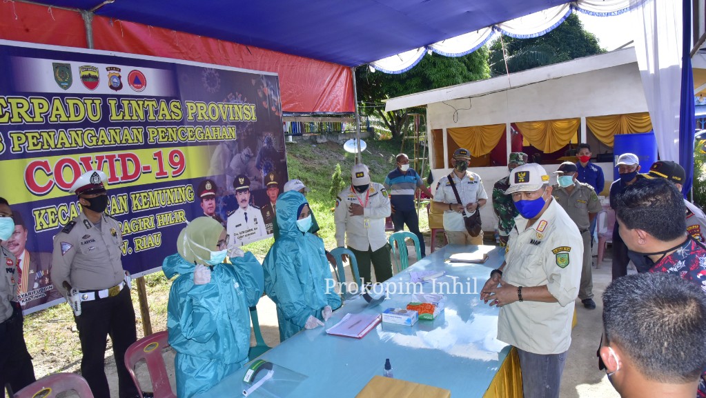 Wabup H.Syamsuddin Uti Semangati Petugas Saat Peninjauan Posko Gabungan Terpadu Satgas Percepatan Pe