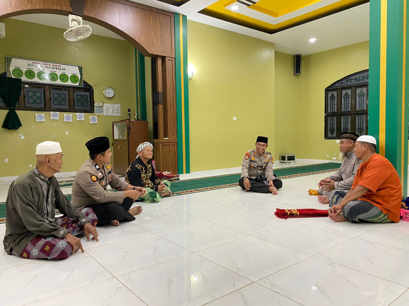 Kapolsek Kateman Sholat Berjamaah, Sekaligus Sosialisasi Pemilu Damai