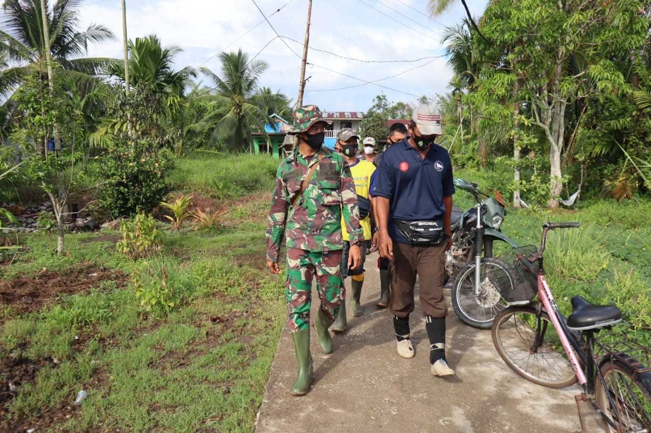 Seluruh Satgas TMMD Bersama Masyarakat Berjalan Kaki Menuju Lokasi Sasaran Fisik TMMD Ke 111