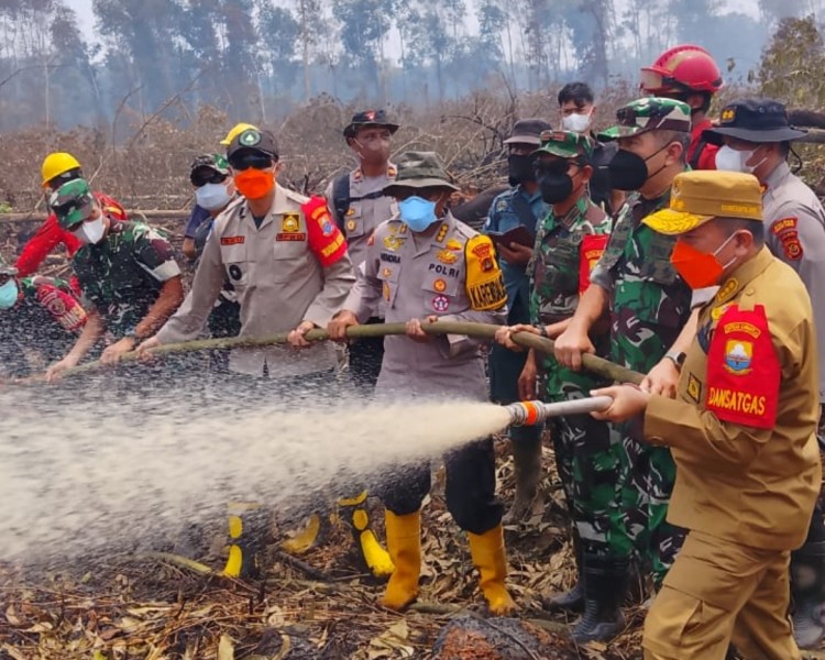 Lagi, Gubernur Al Haris Bersama Pangdam TIB Turun ke Kawasan Gambut Londerang Padamkan Karhutla