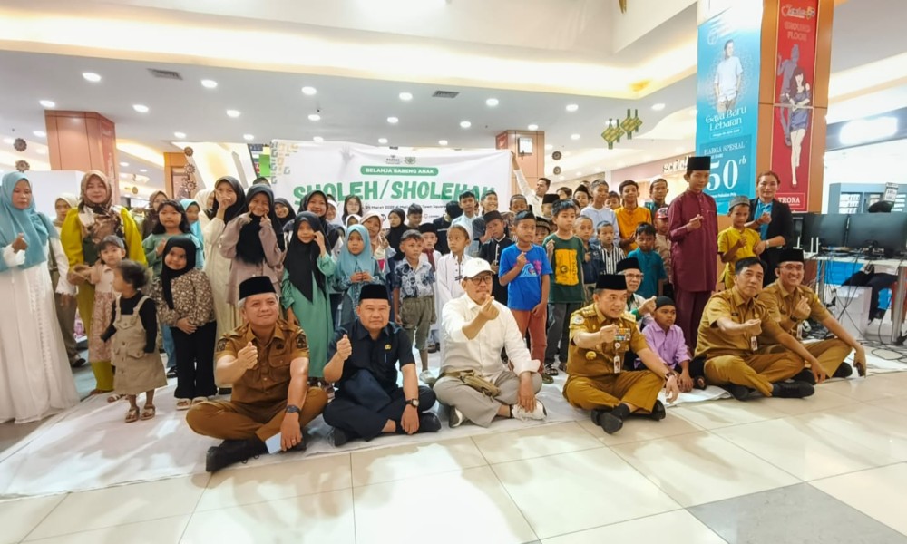 Peduli Sesama : Gubernur Al Haris Ajak Ratusan Anak Yatim Belanja Baju Lebaran