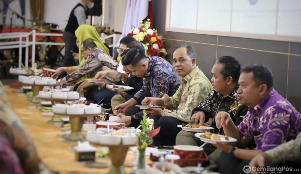 Jelang Puncak HUT Satpol PP di Sumbar, Pj Bupati Inhil Ikuti Tradisi Makan Bajamba Bersama Mendagri