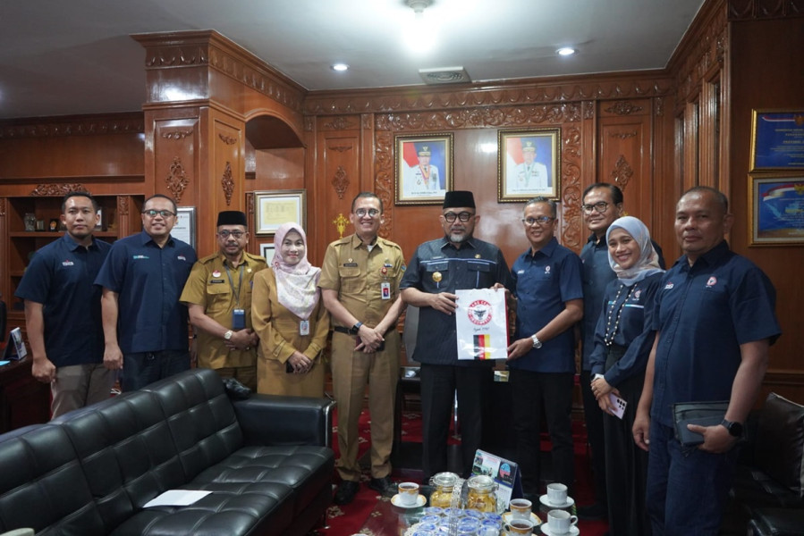 Pjs Gubernur Berikan Penghargaan kepada PT Semen Padang Terkait Pemberdayaan