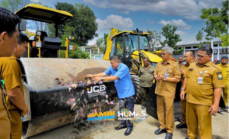 Perkuat Infrastruktur di Tengah Keterbatasan Anggaran, PUPR Jambi Resmikan Alat Berat Baru untuk Percepat Perbaikan Jalan