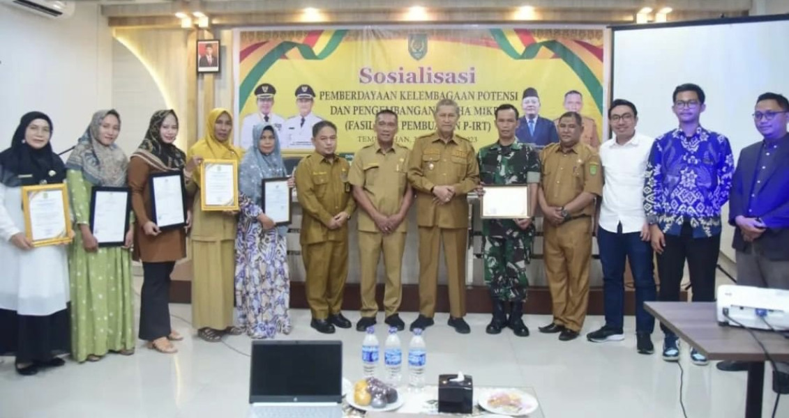 Wabup Syamsuddin Uti Serahkan Sertifikat Halal Bagi UMKM dan Koperasi Sehat