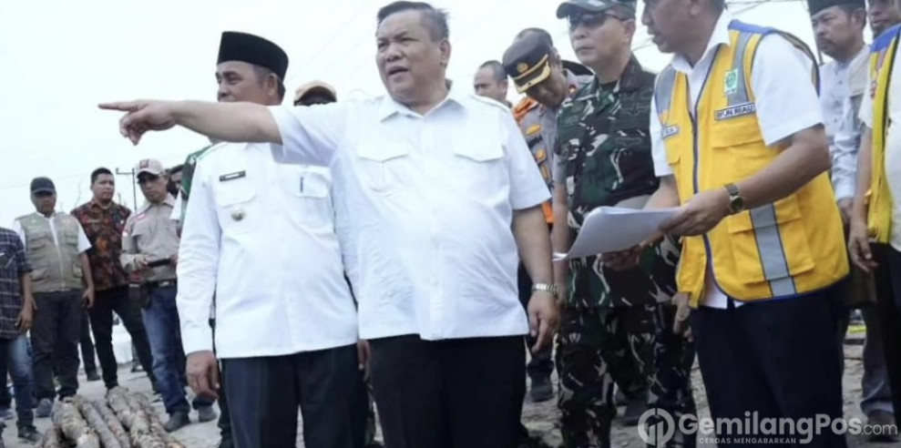 Pj.Bupati Inhil Dampingi Pj.Gubernur Riau Tinjau Bencana Alam Abrasi Sekaligus Serahkan Bantuan Kepada Korban