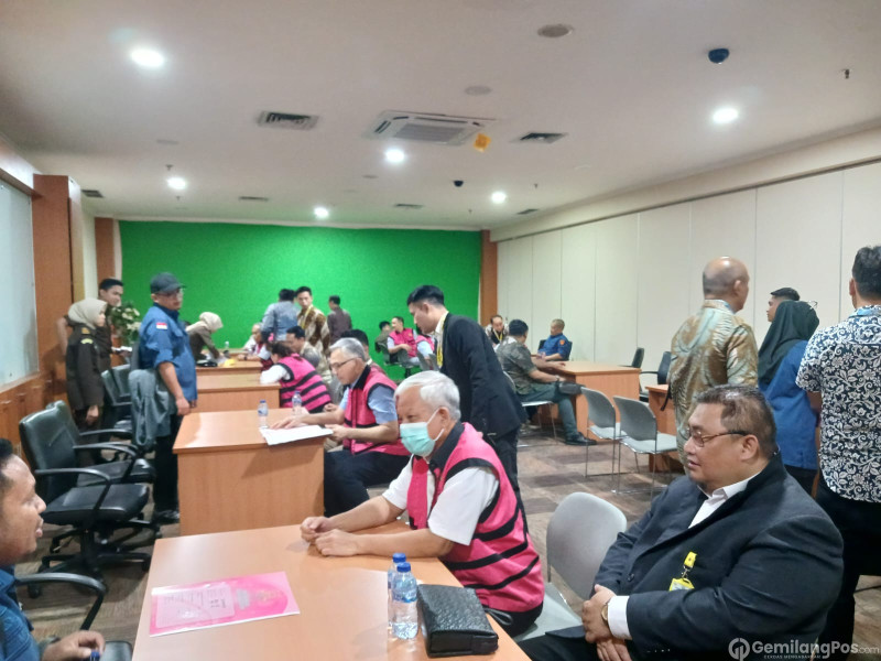 Penyerahan Tersangka dan Barang Bukti (Tahap II)  Terhadap 10 Orang Tersangka  Dalam Perkara Komoditas Timah