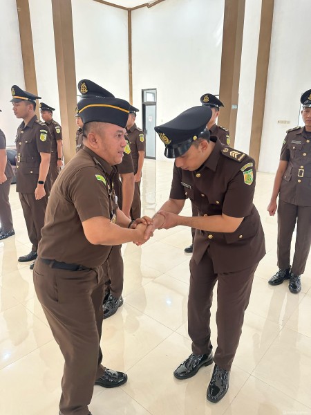 Lantik 15 CPNS menjadi PNS menuju Generasi Emas 2045. Plt. Kajari SBB:  Mari tingkatkan integritas, profesionalisme dan berikan pelayanan prima kepada Masyarakat serta Negara