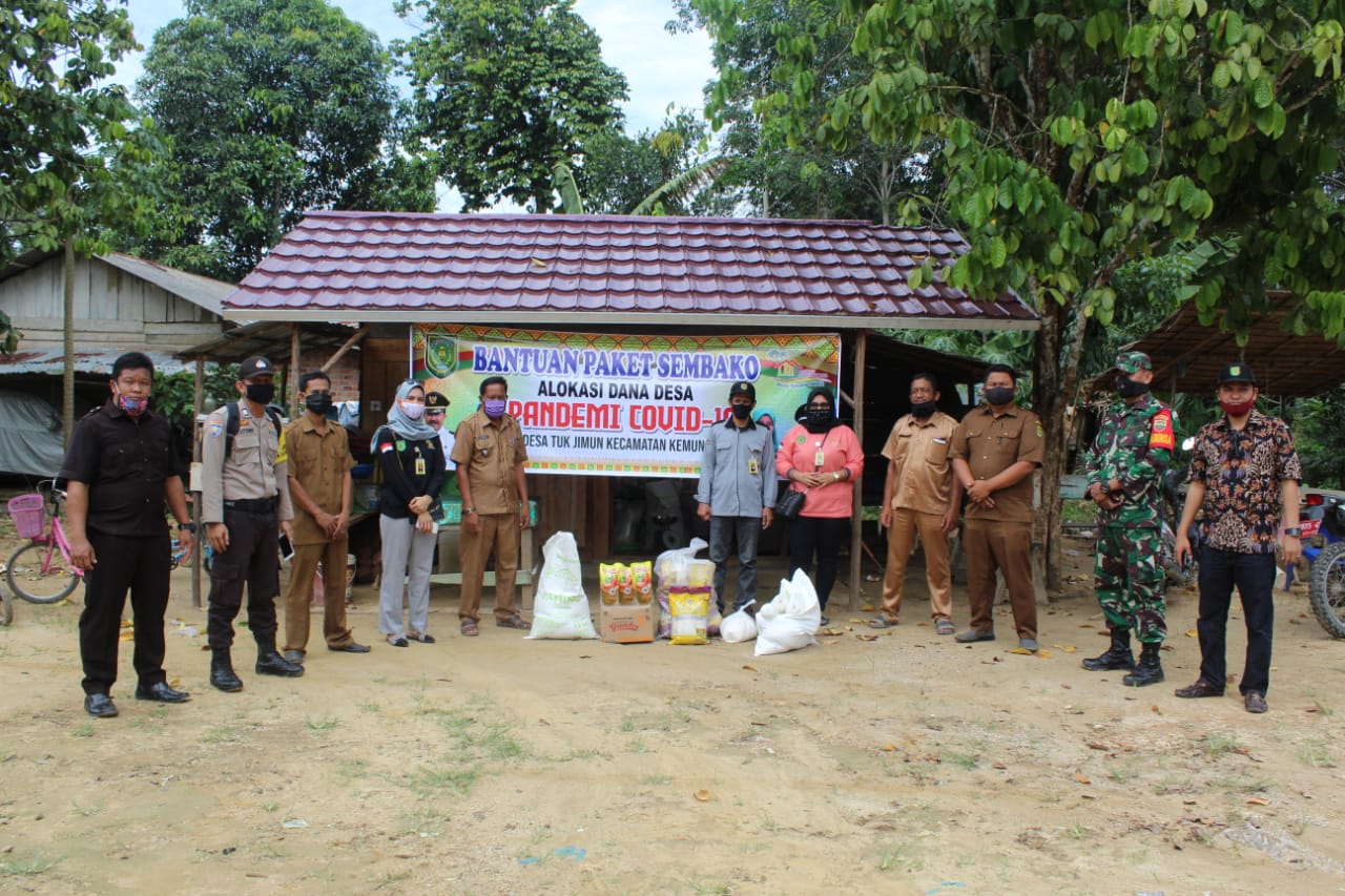 Kades Bersama Pemdes Tuk Jimun Salurkan Sembako Dan Bantuan Langsung Tunai (BLT) Kepada Warganya