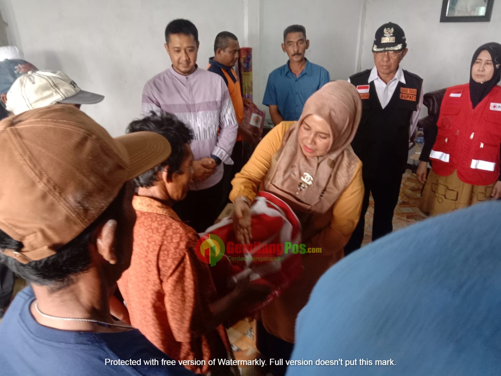 Bupati Wardan Berikan Bantuan Kepada Korban Longsor di Sungai Buluh