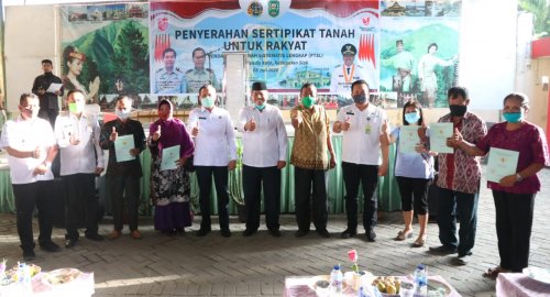 Bupati Siak Serahkan Sertifikat Tanah Program PTSL untuk Warga Kandis