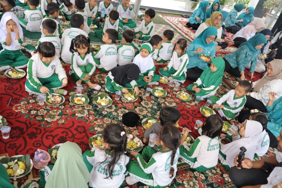 Rabu Berkah PKK Jambi, Bunda PAUD Bagikan Sarapan Bergizi untuk Warga