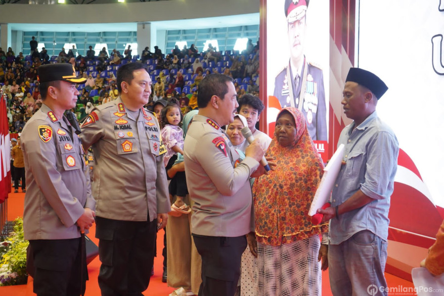 Rumah Dibedah, Warga Pekanbaru Tangis Haru di Depan Wakapolri