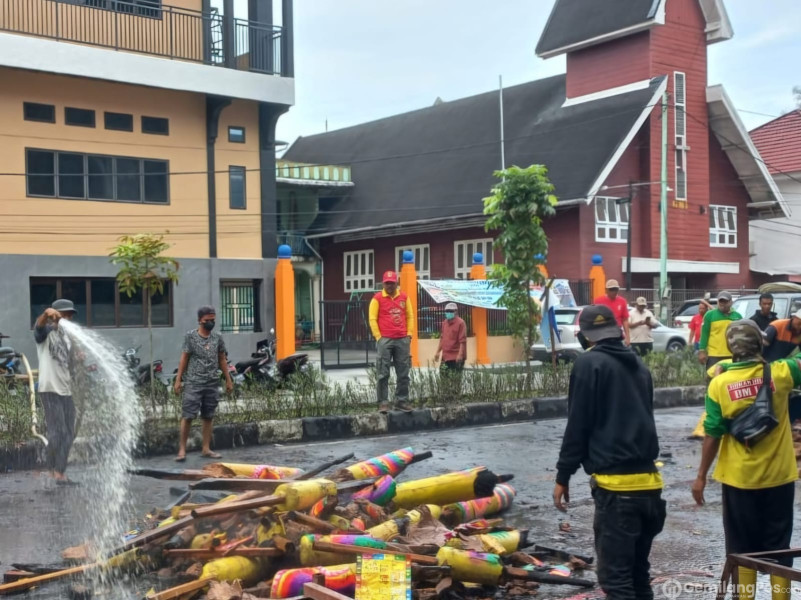 Usai Perayaan Bakar Tongkang, Suwandi Turun Langsung Bersihi Kota Bagansiapiapi