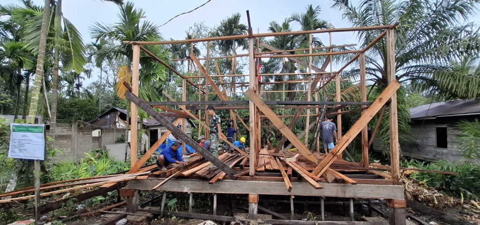 Personel Kodim 0314/Inhil Bantu Warga Wujudkan Hunian yang Layak