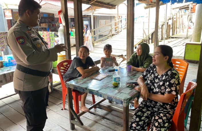 Melalui Sosialisasi Pemilu Damai, Bhabinkamtibmas Polsek Kateman Sambangi Warga Desa Penjuru