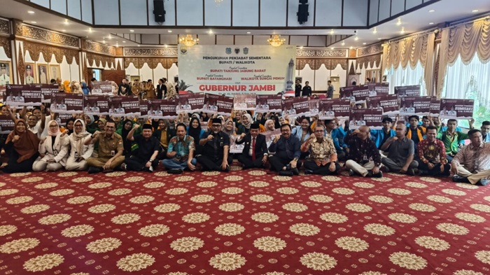 376 Komitmen Pendidikan: Al Haris Serahkan Bantuan Beasiswa Dumisake ke 376 Ratusan Mahasiswa