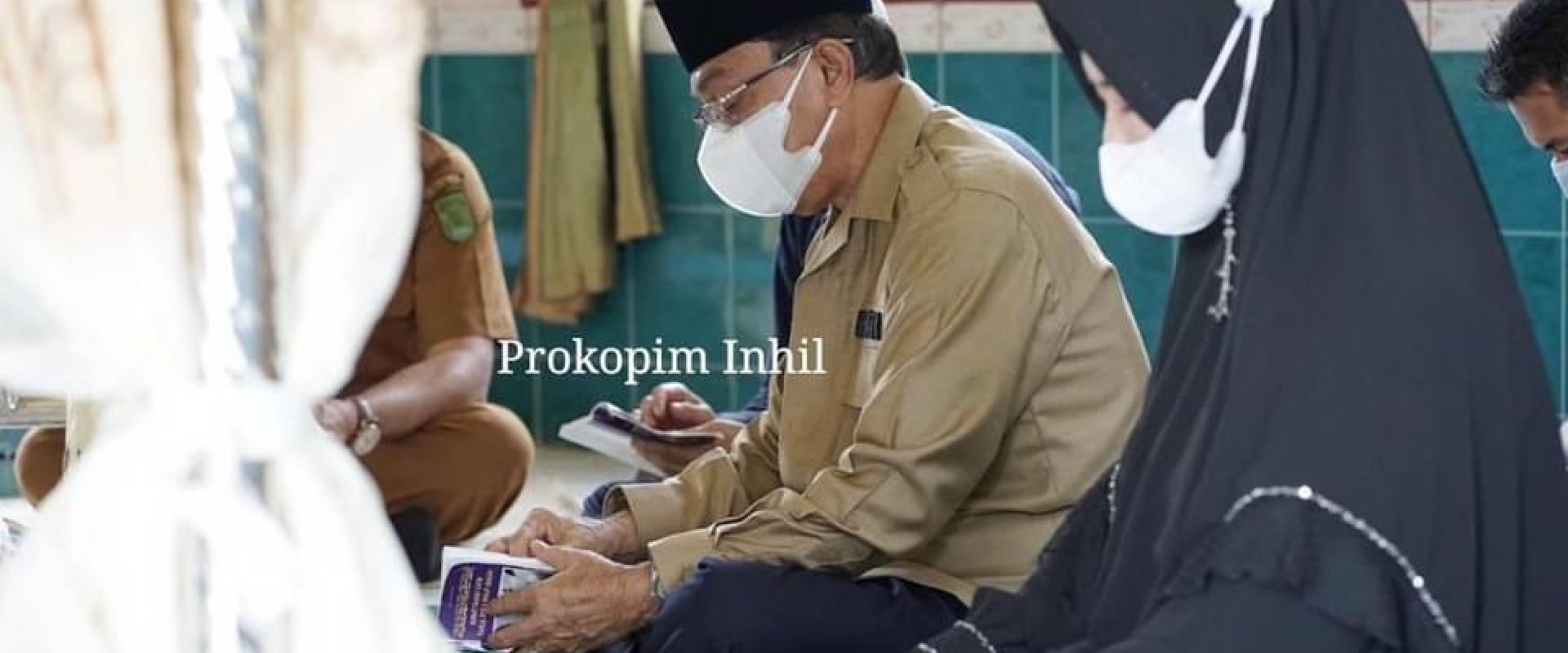 Bupati HM.Wardan Bersama Istri Ziarah Ke Makam Tuan Guru Sapat Dan Kunjungi Rumah Singgah