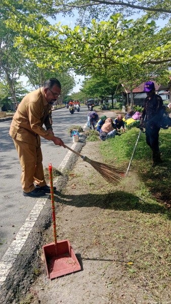 Dihari Ke- 2 Kegiatan Pembersihan, Suwandi Bersama Petugas Turun Di Bundaran Ikan Sampai Ke Kota Bagansiapiapi