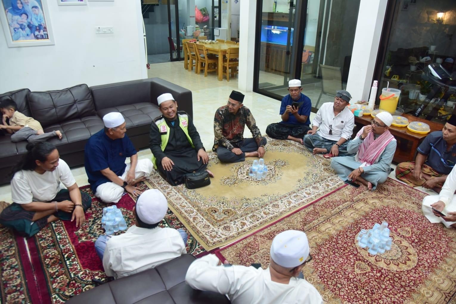  Wabup Inhil Sambut Kedatangan 2 Warga Indonesia Yang Melaksanakan Ibadah Haji dengan Jalan Kaki dan Bersepeda