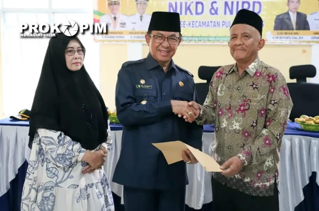 Bupati Wardan Serahkan NIPD dan NIKD kepada Kepala Desa dan Perangkat Desa se-Kecamatan Pulau Burung