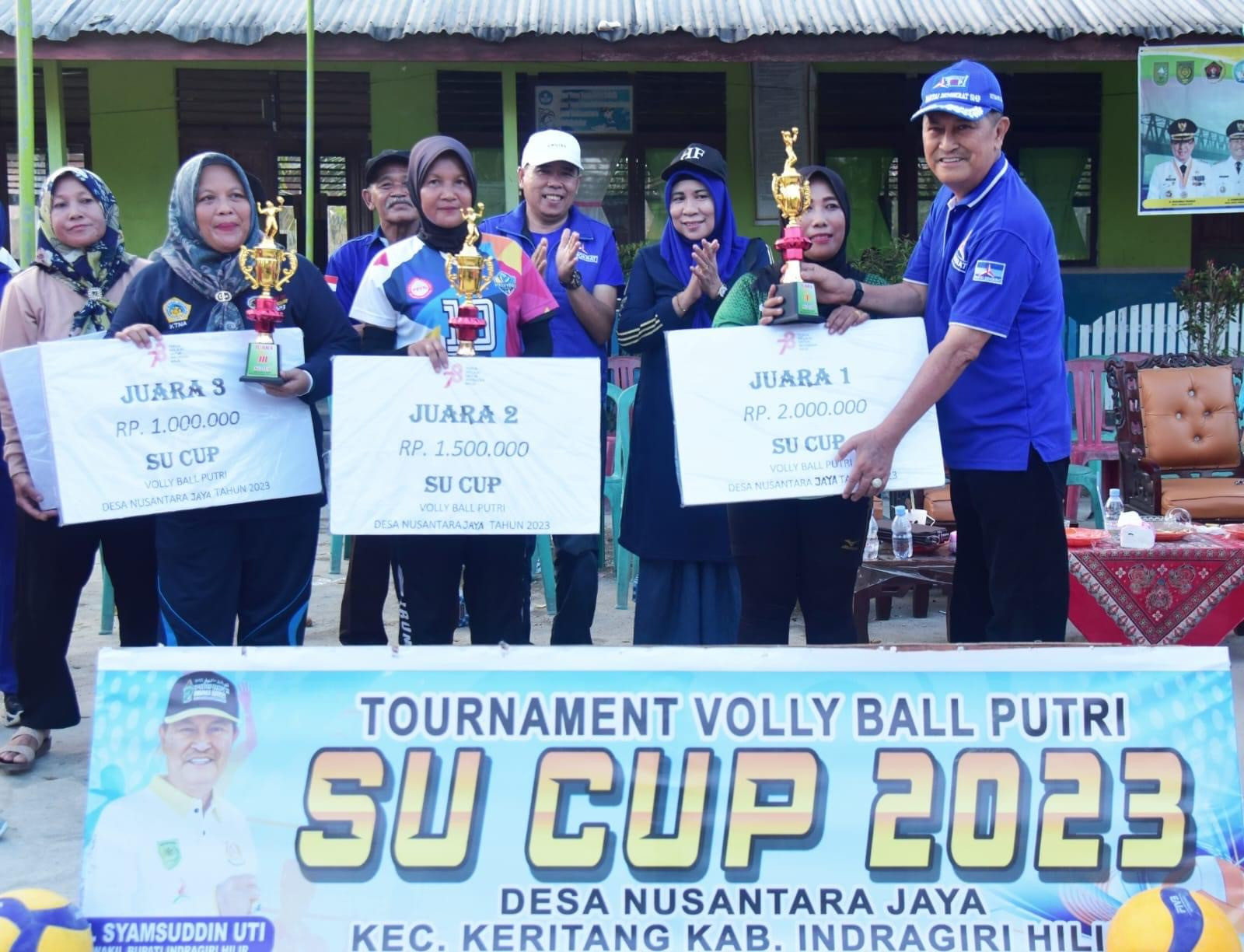 Wabup Inhil Serahkan Piala dan Hadiah Kepada Juara 1 Turnament Volly Ball Putri 