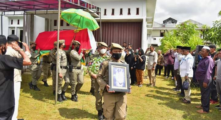 Wabup H.Syamsuddin Uti Pimpin Upacara Pelepasan Jenazah Almarhum Sekcam Kuindra