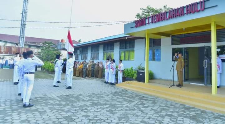 Pimpin Upacara Pagi Senin di SMA Negeri 1 Tembilahan Hulu, Wabup H.Syamsuddin Uti, Himbauan Siswa/i Jauhi Narkoba. 