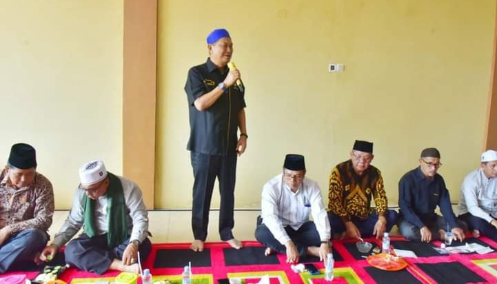 Wabup H.Syamsuddin Uti Silaturahmi Sekaligus Hadiri Tasyakuran Pelaksanaan Umrah Salah Seorang Tokoh Masyarakat Kota Baru. 